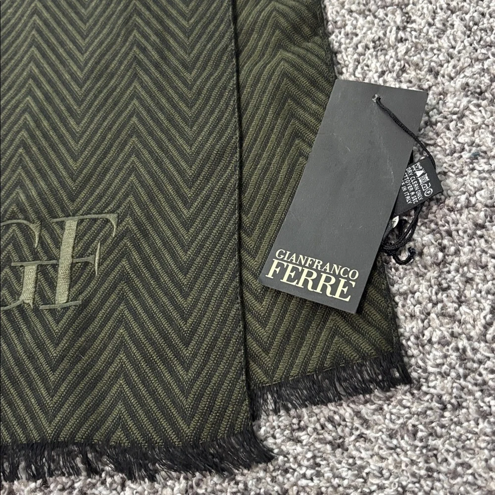 NWT Gianfranco Ferre Wool Silk Blend Wrap Chevron Print Scarf